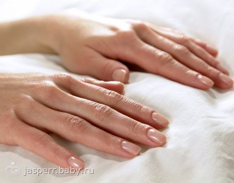 Гладить свои ногти Гладить свои ногти