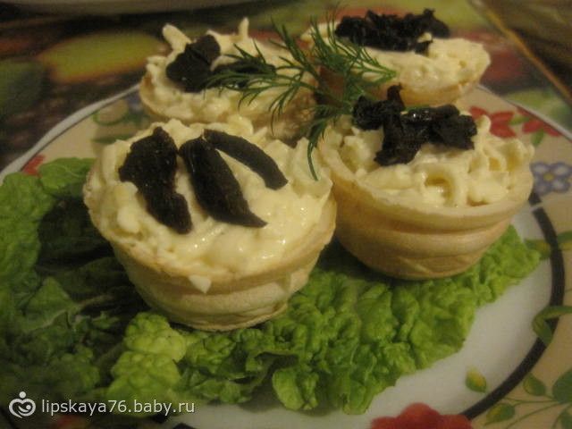 Вафельные корзинки с сыром и черносливом Вафельные корзинки с сыром и черносливом