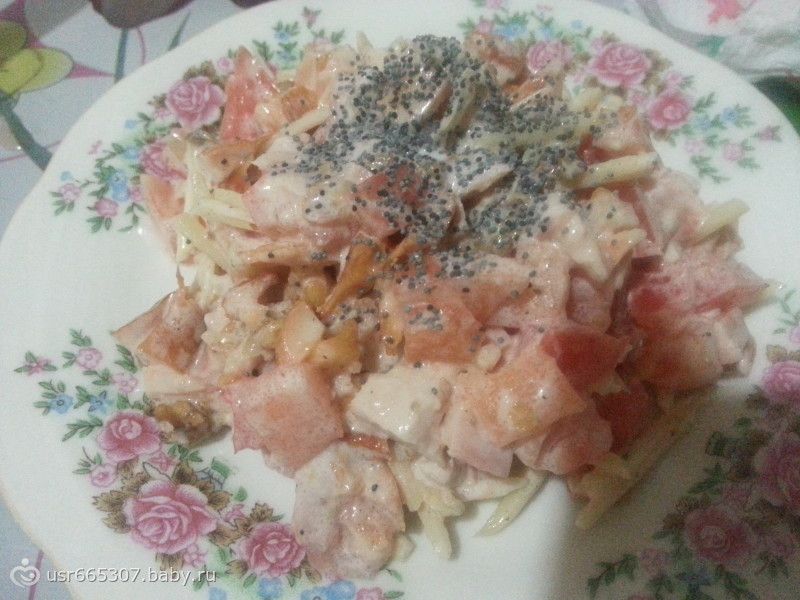 Салат из копченой курицы с грецкими орехами и помидорами Салат из копченой курицы с грецкими орехами и помидорами