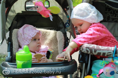 двое крошек в одном деревенском доме