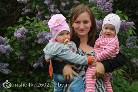 двое крошек в одном деревенском доме