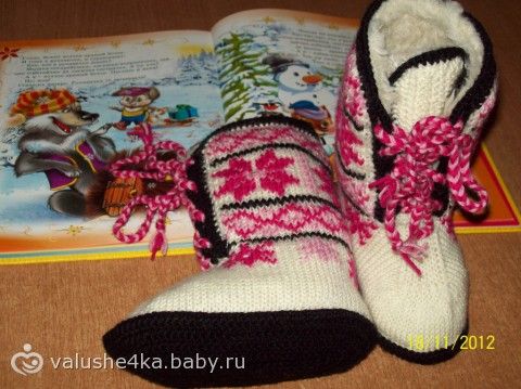 Угги утепленные и варежки двойные.