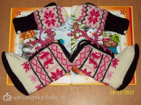Угги утепленные и варежки двойные.