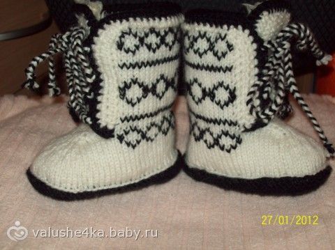 Угги утепленные и варежки двойные.