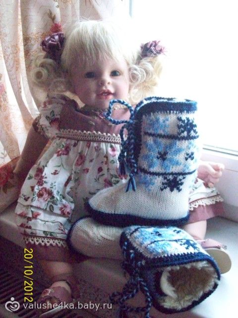 Угги утепленные и варежки двойные.